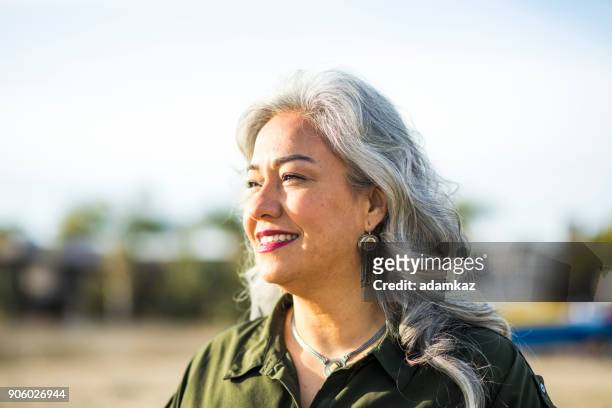 senior mujer mexicana en la playa - beautiful plump women fotografías e imágenes de stock