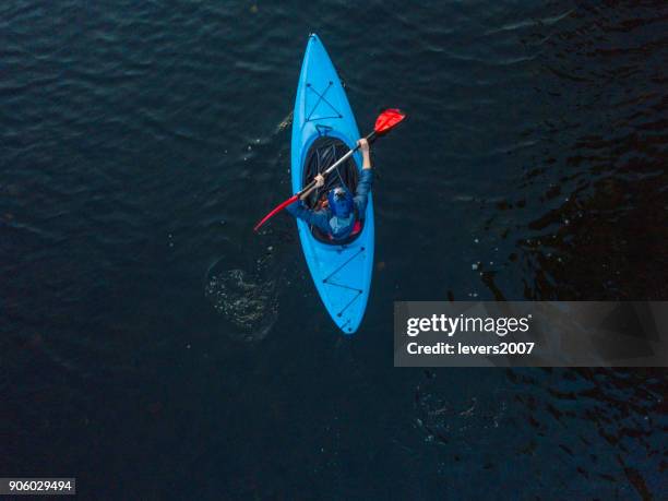 luftaufnahme des ein kajakfahrer auf einem fluss, dublin, irland. - kajak stock-fotos und bilder