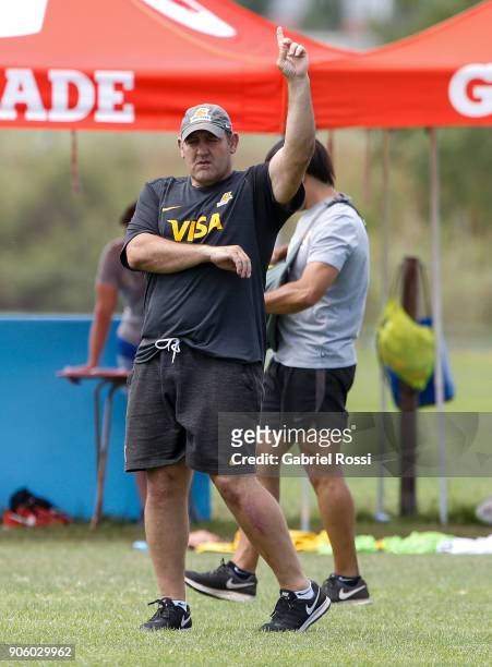 Mario Ledesma Head coach of Jaguares gives instructions to his players during a training session at Buenos Aires Cricket & Rugby Club on January 16,...