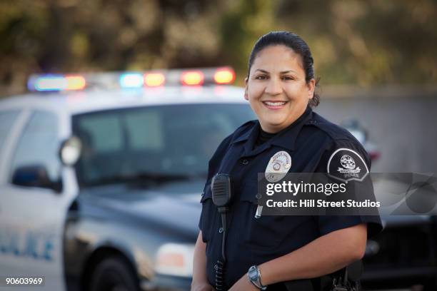 hispanic policewoman - policia fotografías e imágenes de stock