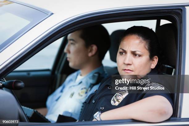 policewoman and policeman in car - cop car photos et images de collection