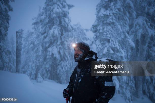uomo di montagna barbuto - scialpinismo foto e immagini stock
