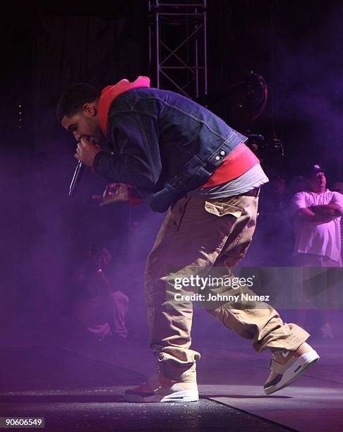 Drake In 2009 Drake 2009 Photos and Premium High Res Pictures - Getty Images
