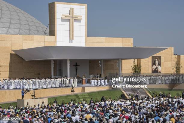 Pope Francis prays during mass at O'Higgins Park in Santiago, Chile, on Tuesday, Jan. 16, 2018. 400,000 Chileans attended Pope Francis' public mass...