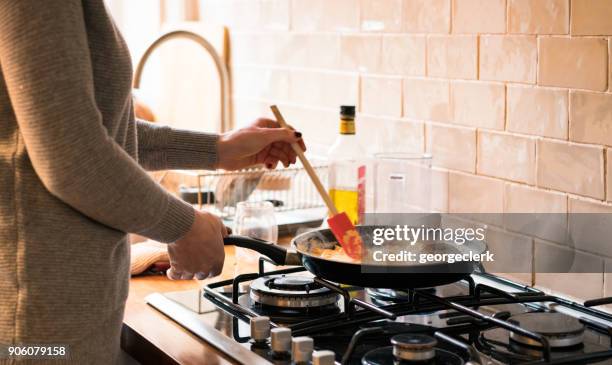 koken eieren voor brunch - gasbrander stockfoto's en -beelden