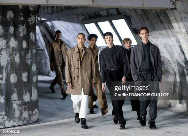 Models present creations by Lemaire during the men's Fashion Week for the Fall/Winter 2018/2019 collection in Paris on January 17, 2018. / AFP PHOTO...