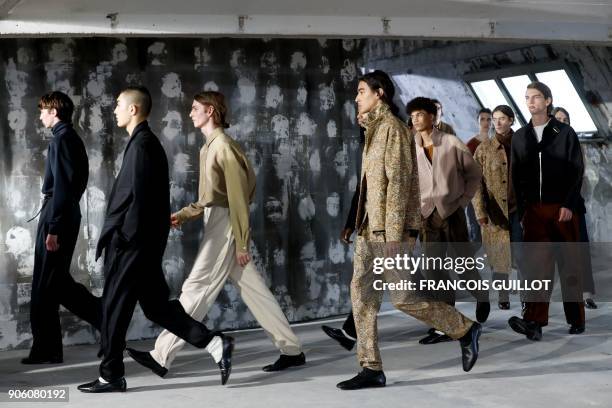 Models present creations by Lemaire during the men's Fashion Week for the Fall/Winter 2018/2019 collection in Paris on January 17, 2018. / AFP PHOTO...