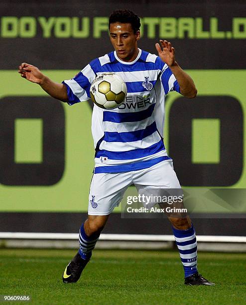 Aenis Ben-Hatira of Duisburg controles the ball during the Second Bundesliga match between 1. FC Kaiserslautern and MSV Duisburg at the Fritz-Walter...