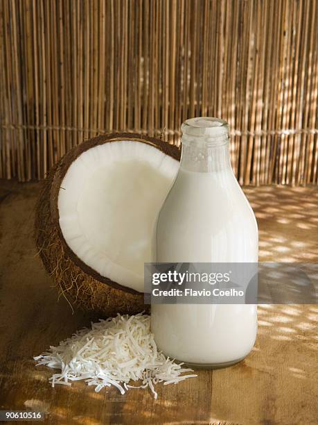 coconut milk - kokosmelk stockfoto's en -beelden