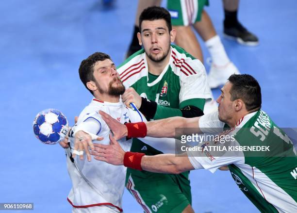 Czech Republic's Ondrej Zdrahala vies with Hungary's Bence Banhidi and Timuzsin Schuch in Varazdin Arena on January 17, 2018 during their group 'D'...