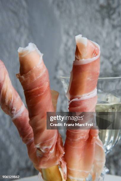 san daniele auf grissini, friuli-venezia giulia, italy - prosciutto wrapped stock pictures, royalty-free photos & images