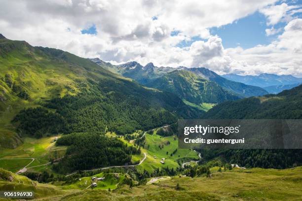 blick von der timmelsjoch ins passeiertal, italien - grenzbaum stock-fotos und bilder