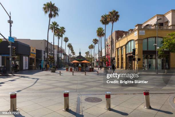 third street promenade in santa monica - third street promenade stockfoto's en -beelden