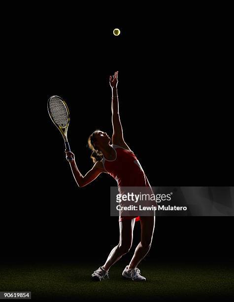 tennis player serving the ball - sacada fotografías e imágenes de stock