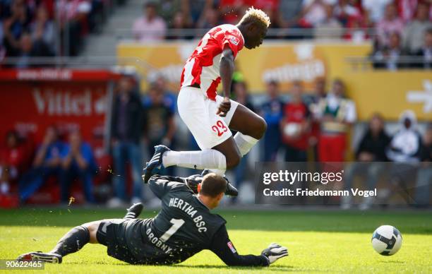 Aristide Bance of Mainz in action with Jaroslav Drobny of Hertha during the Bundesliga match between FSV Mainz 05 and Hertha BSC Berlin at Bruchweg...