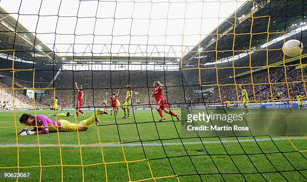 Thomas Mueller of Muenchen scores his team's fifth goal the Bundesliga match between Borussia Dortmund and FC Bayern Muenchen at the Signal Iduna...