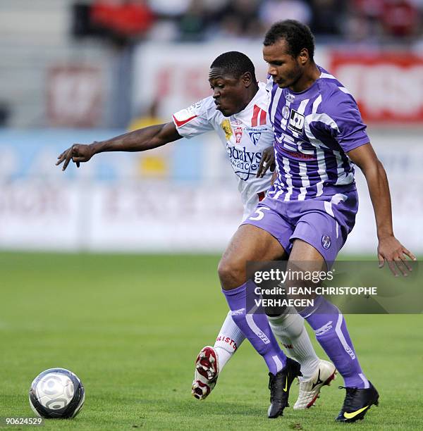 Nancy's Cameroonian forward Paul Alo'o Efoulou fights for the ball with Toulouse's Norwegian midfielder Daniel Braaten during their French L1...