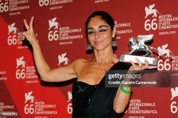 Director Shirin Neshat holds her Best Director award as she attends the Closing Ceremony photocall at the Palazzo del Casino during the 66th Venice...