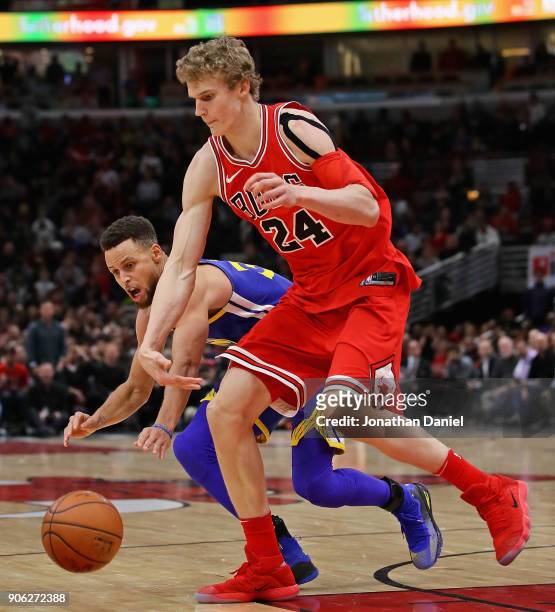 Lauri Markkanen of the Chicago Bulls and Stephen Curry of the Golden State Warriors chase a loose ball at the United Center on January 17, 2018 in...