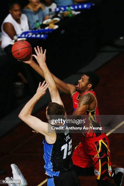 Carrick Felix of United goes up against Rob Loe of the Breakers during the round 16 NBL match between the New Zealand Breakers and Melbourne United...