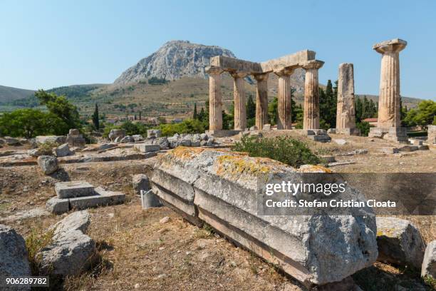 ruins of apollo's temple in corinth greece - templo de apolo corinto imagens e fotografias de stock