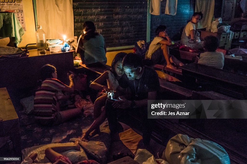 Thousands Evacuate as Philippines' Mayon Volcano Spews Ash