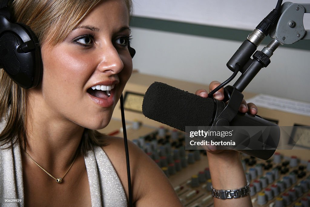 Mujer DJ de radio en el micrófono