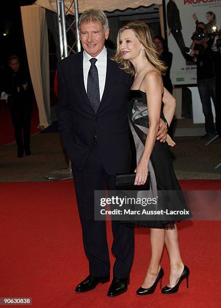 Actor Harisson Ford poses with US actress Calista Flockhart attends the screening of the movie 'The proposal' at the 35th US film festival in...
