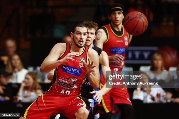 Chris Goulding of United in action during the round 16 NBL match between the New Zealand Breakers and Melbourne United at North Shore Events Centre...