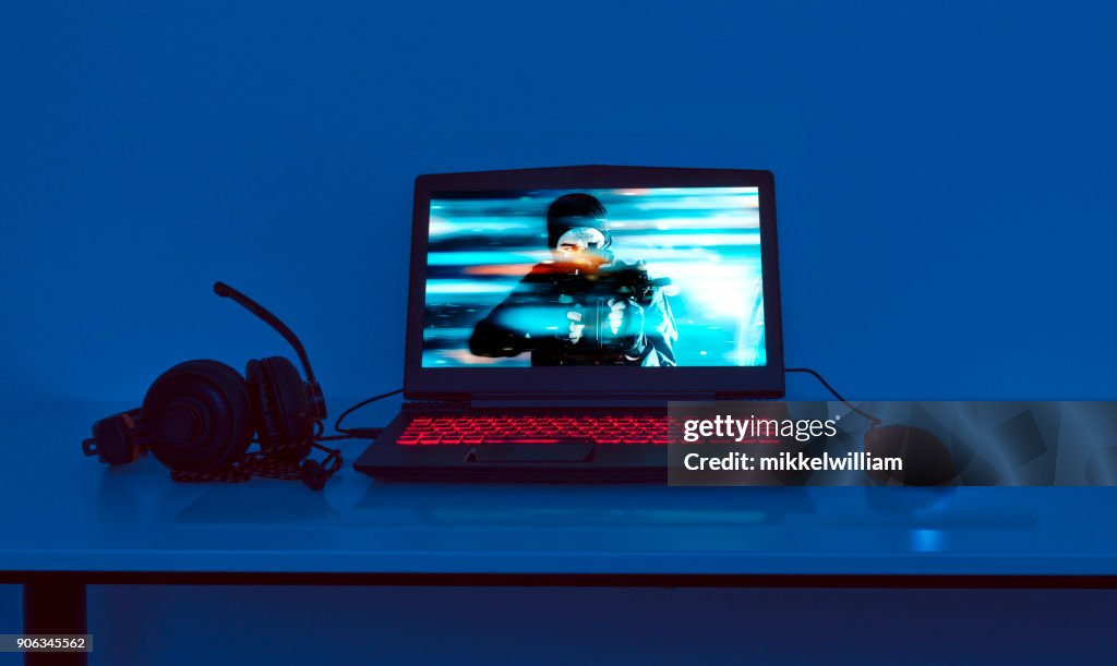 接続されているマウスとヘッドフォンのゲーミング ノート パソコン