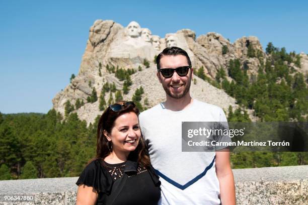 couple visiting mount rushmore, south dakota. usa. - keystone south dakota 個照片及圖片檔