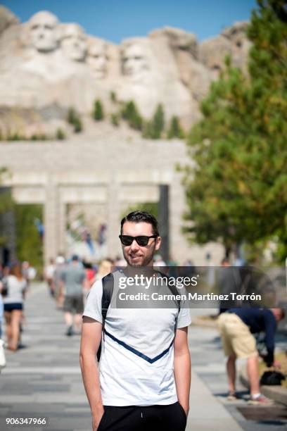 tourist visiting mount rushmore, south dakota. usa. - keystone south dakota 個照片及圖片檔