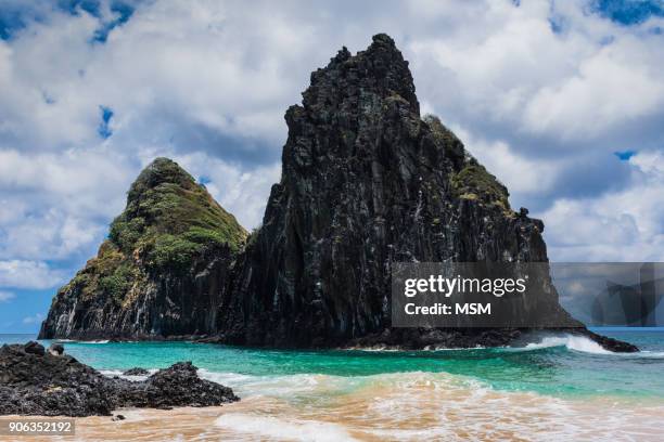 "de frente ao imponente morro dois irmãos, na praia da cacimba do padre" - vista de frente stock pictures, royalty-free photos & images