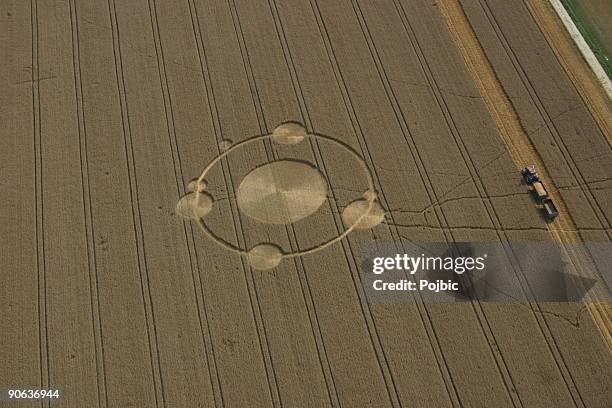 recorte círculos em campo - círculo nas plantações - fotografias e filmes do acervo