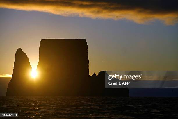 Sunset at the Sleeping Lion rock, in San Cristobal island, Galapagos Archipelago, on September 2, 2009. AFP PHOTO/Pablo Cozzaglio