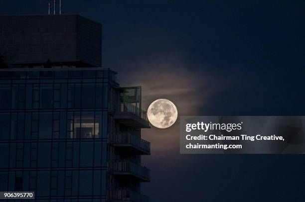 super moon over coal harbour - chairman ting fotografías e imágenes de stock