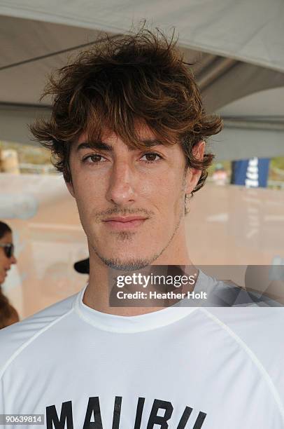 Eric Balfour arrives at the beach at the 4th Annual Surfrider Foundation Celebrity Expression Session on September 12, 2009 in Malibu, California.
