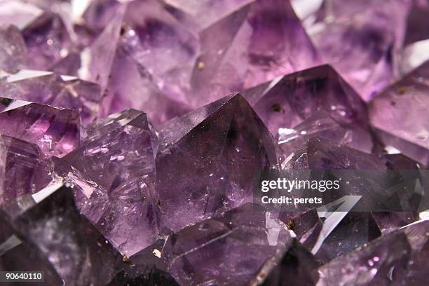 a purple amethyst crystal close-up - smyckessten bildbanksfoton och bilder
