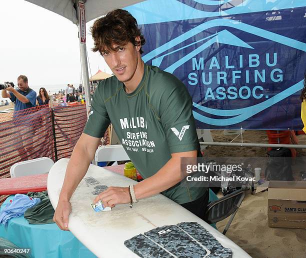 Actor Eric Balfour prepares his board at the 4th Annual Surfrider Foundation Celebrity Expression Session at First Point, Surfrider Beach on...