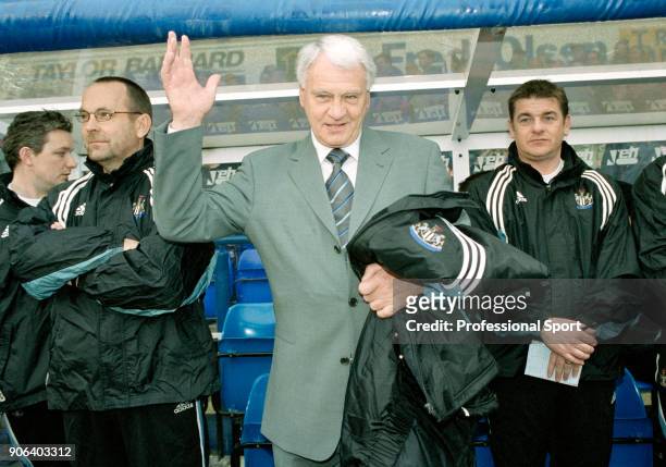 Newcastle United manager Bobby Robson thanks the fans of his former team before the FA Carling Premiership match between Ipswich Town and Newcastle...
