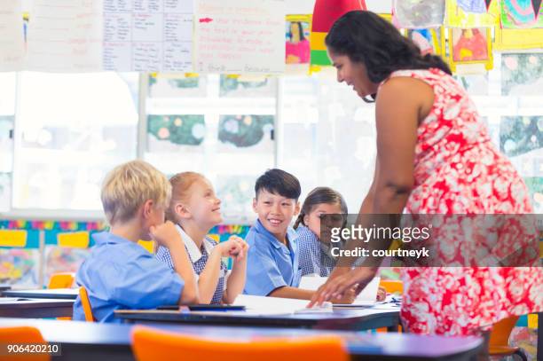 aborigine lehrer arbeiten mit kindern im klassenzimmer. - native korean stock-fotos und bilder