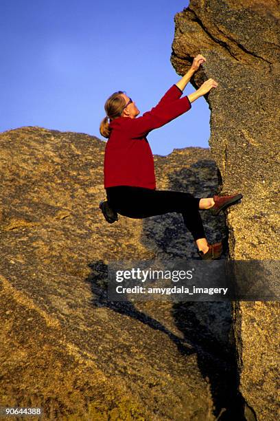 mulher escalada em rocha - pico sandia - fotografias e filmes do acervo