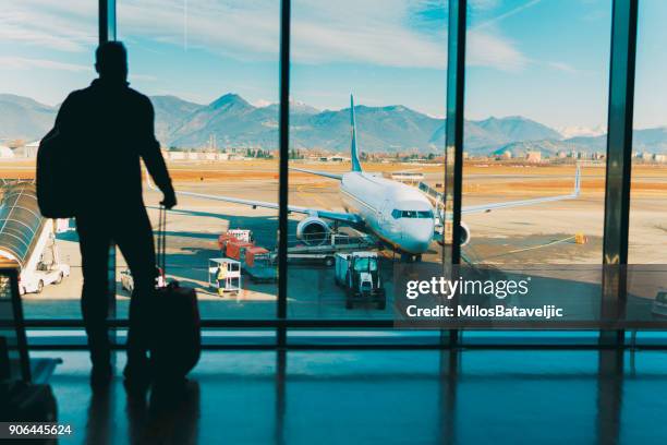 kan niet wachten om er op - boarding plane stockfoto's en -beelden