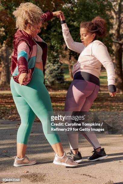 two young women dancing - body positive 個照片及圖片檔