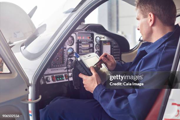 Pilot Using Computer Pilot Cockpit Tablet Photos and Premium High Res Pictures - Getty Images