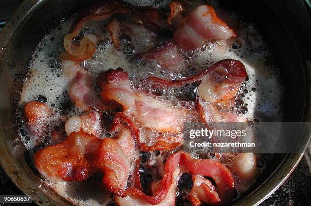 bacon sizzlin' at camp - bacon stockfoto's en -beelden
