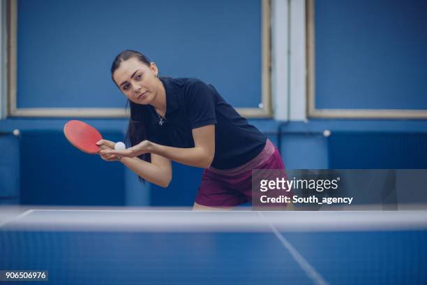 meisje op tafeltennis praktijk - women's table tennis stockfoto's en -beelden