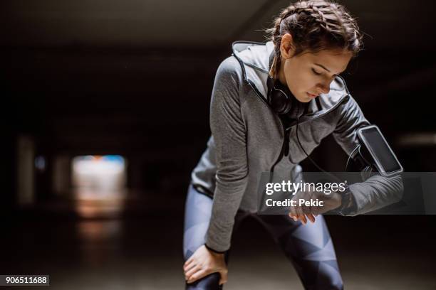 frau, die überwachung ihrer fortschritte auf smartwatch - wearable stock-fotos und bilder