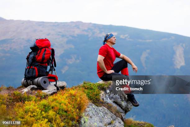 mochilero en las montañas - meta turistica fotografías e imágenes de stock