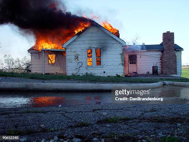 ハウスの fire - burning building ストックフォトと画像